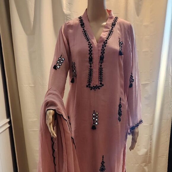 Rose Pink Kurta set / Suit with black embroidery - Picture 2 of 9